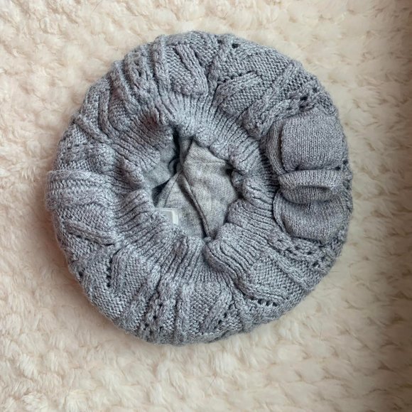 š„Free with Purchaseš„ H&M Gray Infant Knitted Lined Beret with Bow - 2 to 6 mo - Picture 2 of 3